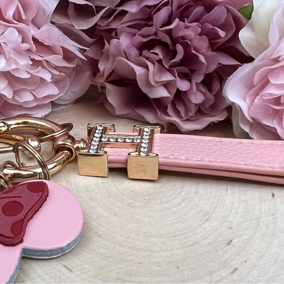Gorgeous Pink Leather Minnie Mouse with Wrist Strap Key Fob Keychain - Picture 7 of 16